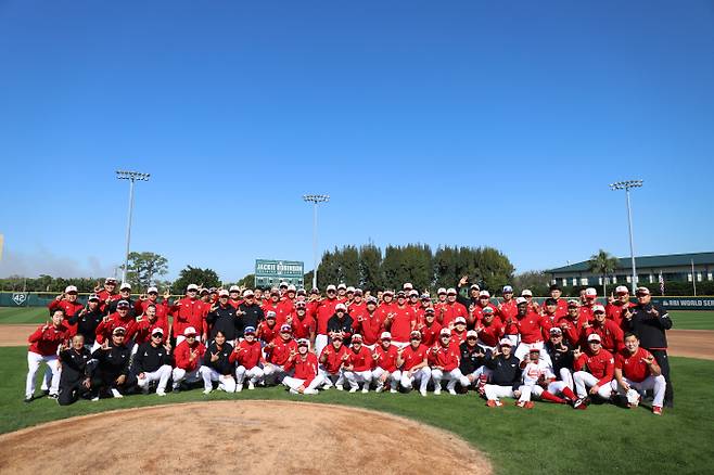 지난 2월 미국 플로리다 캠프를 마친 SSG 선수단이 기념 사진을 촬영하고 있다. SSG 제공