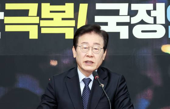 이재명 더불어민주당 대표가 10일 오전 국회에서 열린 최고위원회의에 참석해 발언하고 있다. 김성룡 기자