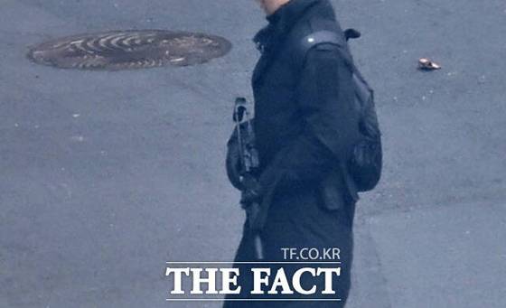 13일 서울 한남동 대통령 관저에서 한 경호처 관계자가 소총을 지닌 채 경내를 이동하고 있다. 사진 더팩트