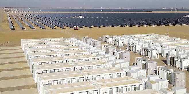 < 美ESS에 깃발 꽂은 ‘K배터리’ > 지난 7일 미국 캘리포니아주 콜린가에 있는 글로벌 에너지업체 RWE의 태양광 발전단지 핍스스탠더드 전경. 태양광 모듈 36만 장이 깔려 있고, 바로 옆에 LG에너지솔루션의 에너지저장장치(ESS)용 컨테이너 240개가 배치됐다. 오현우 기자