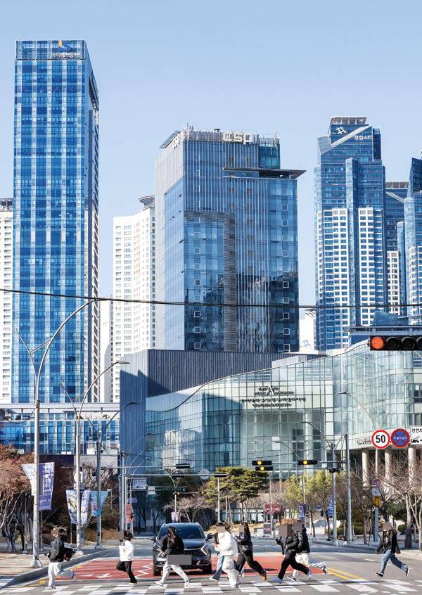 ‘빌딩풍’이 신종 재난 수준에 이르렀으나 부산시의 대응책 마련이 더디다는 지적이 나온다. 사진은 빌딩풍이 많이 부는 해운대구 센텀시티 고층 건물 밀집지역. 전민철 기자