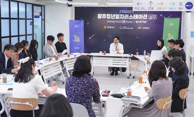 강기정 광주광역시장이 지난해 7월 22일 서구 광주청년일자리스테이션 상무센터에서 열린 39번째 월요대화에 참석해 ‘중소기업은 살리고 청년은 머무르고’를 주제로 대화를 나누고 있다./사진=광주시