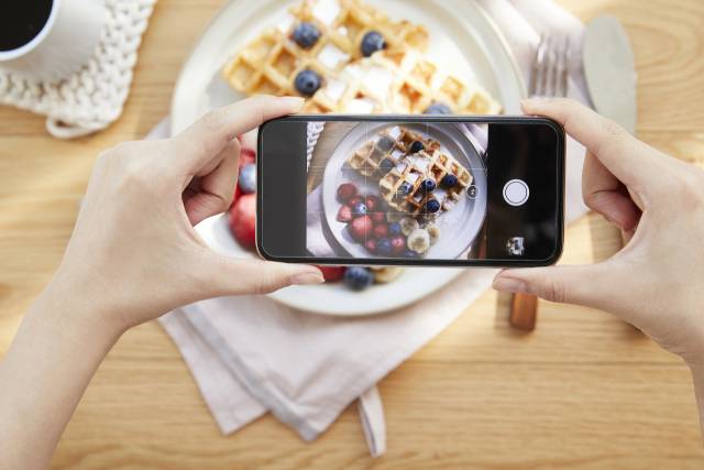 한 소비자가 스마트폰으로 디저트를 촬영하고 있다. 이미지투데이