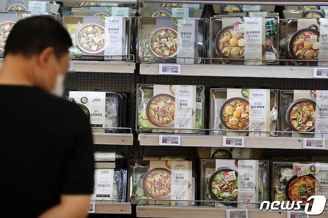 서울의 한 대형마트에 밀키트 상품들이 진열돼 있다. /뉴스1 ⓒ News1 이승배 기자