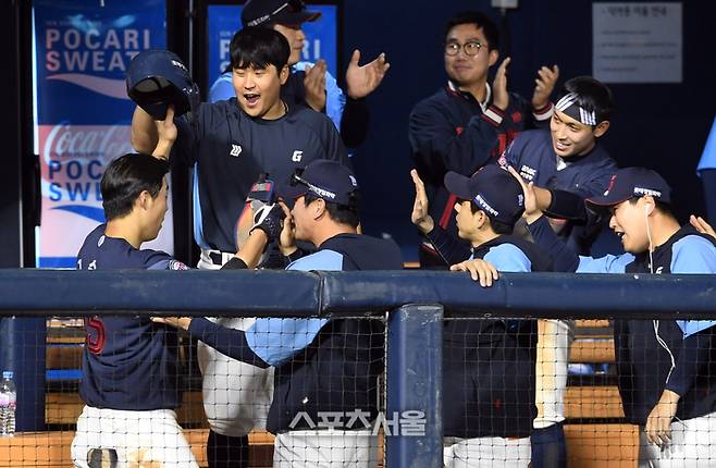 롯데 자이언츠 고승민(맨 왼쪽)이 나승엽의 2타점 2루타에 1루에서 홈으로 뛰어 득점한 뒤 동료들과 하이파이브를 하고 있다. 사진 | 박진업 기자 upandup@sportsseoul.com