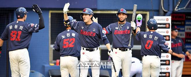 롯데 전준우가 싹쓸이 좌전2루타를 터트리자 나승엽과 레이예스가 득점주자들을 축하하고 있다. 사진 | 스포츠서울 DB