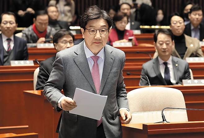 권성동 국민의힘 원내대표가 13일 국회에서 열린 당 의원총회에서 모두 발언을 하기 위해 단상으로 이동하고 있다. 권 원내대표는 최근 국민의힘 지지율 상승 추세에 대해 “국민들께서 우리 당이 잘하고 있다는 생각으로 지지해주시는 게 결코 아니다”라며 “나라를 바로 세우는 데 힘을 모으라는 질책과 당부의 뜻에 가까운 것”이라고 했다. /남강호 기자