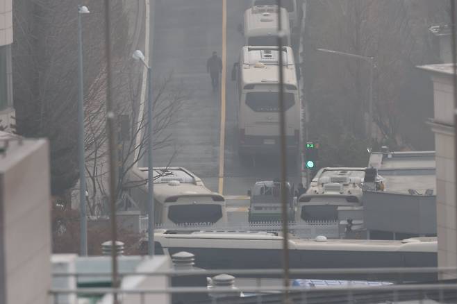 공수처와 경찰의 윤석열 대통령 2차 체포영장 집행 시도가 임박한 가운데 14일 오전 차벽이 세워진 서울 용산구 한남동 대통령 관저 입구. /뉴스1