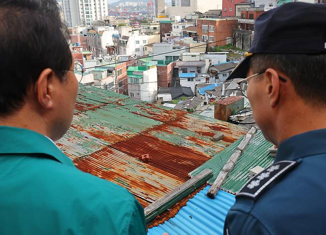 부산시가 지난해 10월 동구 수정동 일대에서 빈 집을 순찰하고 있다. /연합뉴스