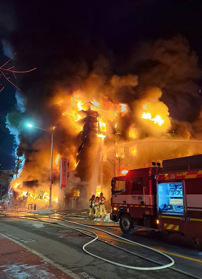 14일 저녁 경기 의정부시 용현동 용현산업단지 내 침구 제조 공장에서 불이 나 소방당국이 진화 작업을 벌이고 있다. / 뉴스1