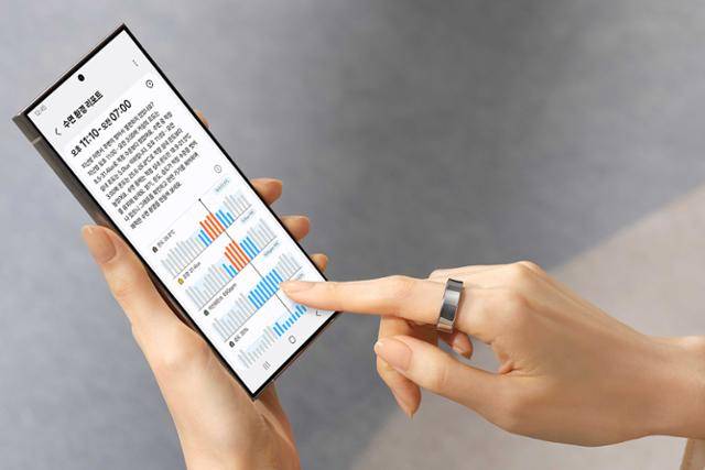 스마트반지 '갤럭시 링'을 착용한 이용자가 삼성전자 모바일 건강관리 솔루션 '삼성 헬스' 애플리케이션에 추가될 수면환경보고서를 확인하고 있다. 조명과 온도, 습도 등을 측정하고 최적 수면 환경을 제안한다. 삼성전자 제공