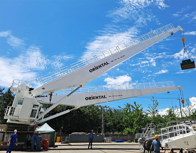 쇄빙선에 설치되는 특수 크레인에 해당하는 극저온 크레인. 오리엔탈정공 제공