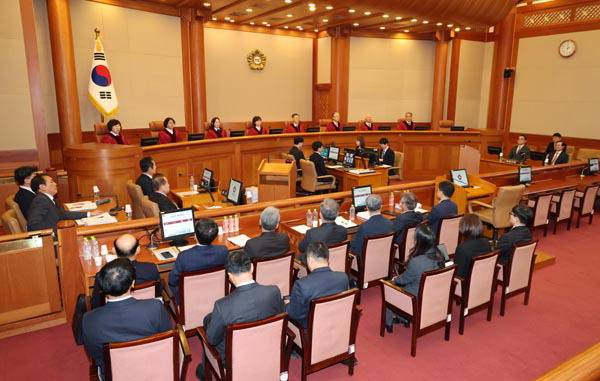 윤석열 대통령의 탄핵심판 첫 변론기일이 14일 서울 종로구 헌법재판소에서 열리고 있다. 이날 윤 대통령은 불출석했고, 헌재는 16일부터 곧바로 2차 변론기일을 진행하기로 했다. 연합뉴스