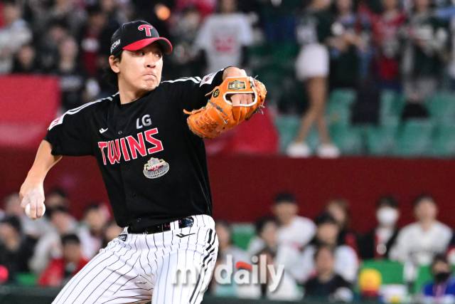 2024년 4월 19일 인천SSG랜더스필드에서 진행된 '2024 신한 SOL 뱅크 KBO 리그' LG-SSG의 경기. LG 최동환이 구원 등판해 역투를 펼치고 있다./마이데일리