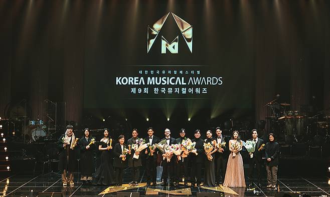 13일 서울 유니버설아트센터에서 열린 제9회 한국뮤지컬어워즈 수상자들이 단체 기념사진을 촬영하고 있다. 한국뮤지컬어워즈 제공