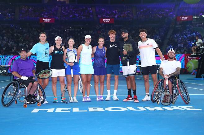 2년 전 호주오픈을 앞두고 열린 이벤트에서 함께 사진을 찍은 닉 키리오스와 얀니크 신네르, 이가 시비옹테크. 게티이미지코리아