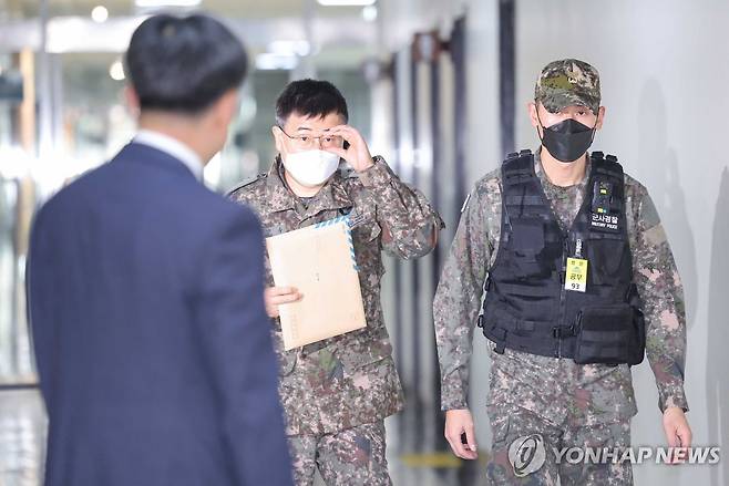 박안수 육군 참모총장, '내란 혐의 국조 특위' 회의장으로 이동 (서울=연합뉴스) 김주성 기자 = 박안수 육군 참모총장이 14일 서울 여의도 국회에서 '윤석열 정부의 비상계엄 선포를 통한 내란 혐의 진상규명 국정조사 특별위원회' 전체회의 회의장으로 이동하고 있다. 2025.1.14 utzza@yna.co.kr