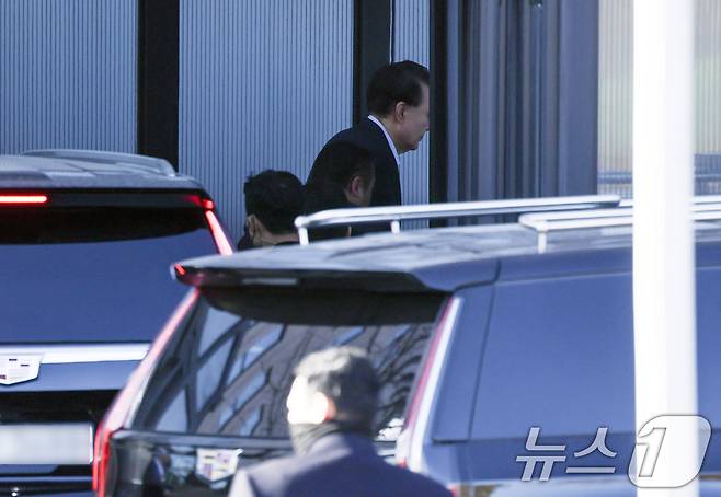 내란 우두머리 혐의로 체포된 윤석열 대통령이 15일 오전 경기 과천 고위공직자범죄수사처(공수처)에 도착해 조사실로 향하고 있다. (공동취재) 2025.1.15/뉴스1 ⓒ News1 김영운 기자