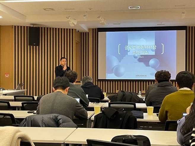 현대자동차그룹 HMG경영연구원의 양진수 모빌리티산업연구실장(상무)가 5일 자동차회관에서 한국자동차기자협회가 주최한 세미나에 참석해 글로벌 자동차 시장 전망에 대해 발표하고 있다.ⓒ데일리안 편은지 기자