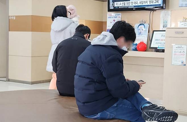 최근 독감(인플루엔자) 유행이 급격하게 확산하고 있는 가운데 10일 오전 전북자치도 전주시 완산구 서신동의 한 이비인후과의원에서 독감 의심환자들이 마스크를 쓴 채 진료를 기다리고 있다. 2025.1.10 뉴스1