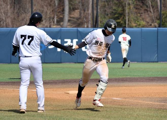 파이낸셜뉴스와 부산파이낸셜뉴스가 공동주최한 제10회 전국명문고야구열전이 지난 2023년 3월 8일부터 12일까지 5일간 부산 기장군 현대차드림볼파크에서 열렸다. 대회 셋째날인 10일 덕수고와 광주일고의 경기에서 광주일고 한정민이 8회말 투런홈런을 치고 그라운드를 돌고 있다. 사진=박범준 기자