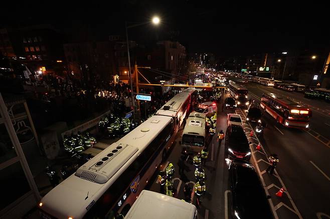 12·3내란사태를 수사하는 공조수사본부가 내란죄 피의자 윤석열 대통령의 2차 체포 영장 집행을 시작한 15일 새벽 서울 용산구 대통령 관저 인근에 경찰버스가 줄지어 세워져 있다. 신소영 기자 viator@hani.co.kr