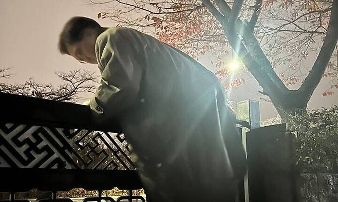 윤석열 대통령이 비상계엄을 선포한 지난해 12월3일 밤 11시께, 경찰이 통제 중인 서울 여의도 국회에서 우원식 국회의장이 담을 넘어 본청으로 향하고 있다. 국회의장실 제공.