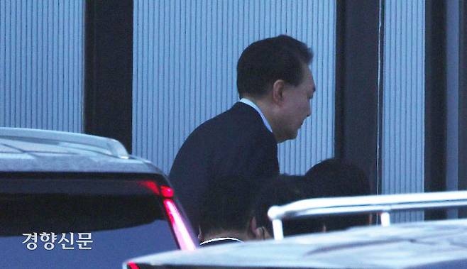 12·3 비상계엄 사태를 일으킨 윤석열 대통령이 15일 고위공직자범죄수사처에 체포돼 공수처 후문으로 호송되고 있다. 문재원 기자