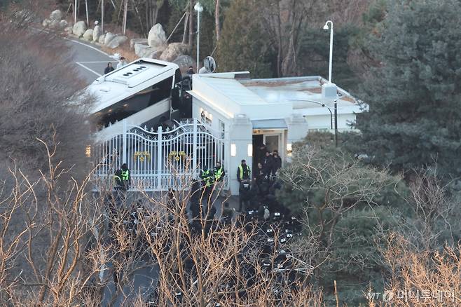 (서울=뉴스1) 황기선 기자 = 고위공직자범죄수사처(공수처)가 윤석열 대통령 2차 체포영장 집행에 나선 15일 오전 서울 용산구 한남동 대통령 관저로 형사들이 올라가고 있다. 2025.1.15/뉴스1 Copyright (C) 뉴스1. All rights reserved. 무단 전재 및 재배포, AI학습 이용 금지. /사진=(서울=뉴스1) 황기선 기자