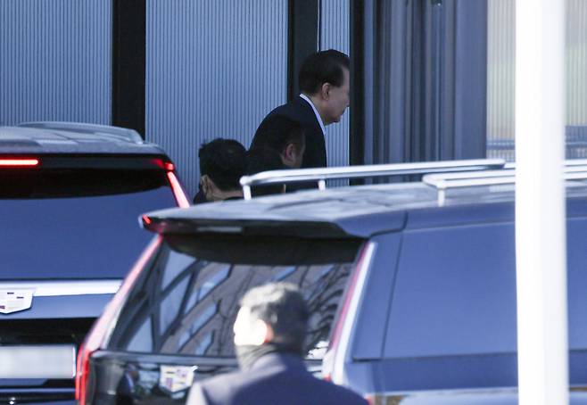 내란 우두머리 혐의로 체포된 윤석열 대통령이 15일 오전 경기 과천 고위공직자범죄수사처(공수처)에 도착해 조사실로 향하고 있다. /사진=뉴스1(공동취재)