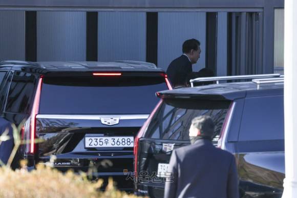 내란 우두머리 피의자 윤석열 대통령 공수처 - 12·3 내란사태의 우두머리 혐의로 체포된 대통령 윤석열이 2025년 1월15일 경기 과천 고위공직자범죄수사처 청사 정문에 마련된 포토라인을 피해 후문으로 들어가고 있다. 2025.1.15 오장환 기자