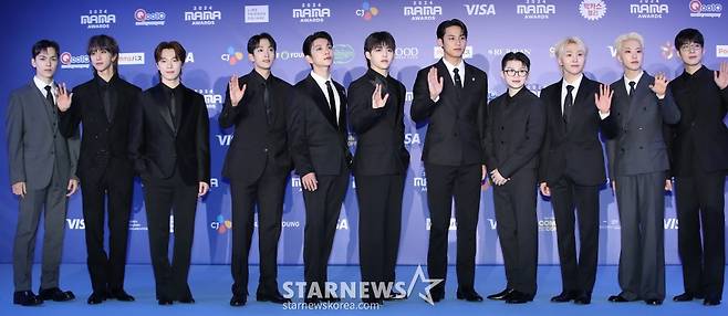 (오사카(일본)=뉴스1) 권현진 기자 = 세븐틴 버논(왼쪽부터)과 디에잇, 디노, 도겸, 조슈아, 에스쿱스, 민규, 우지, 승관, 호시, 원우가 일본 오사카 쿄세라 돔에서 열린 '2024 마마 어워즈'(MAMA AWARDS) 레드카펫 행사에 참석해 포즈를 취하고 있다. 2024.11.23/뉴스1 Copyright (C) 뉴스1. All rights reserved. 무단 전재 및 재배포, AI학습 이용 금지. /사진=(오사카(일본)=뉴스1) 권현진 기자