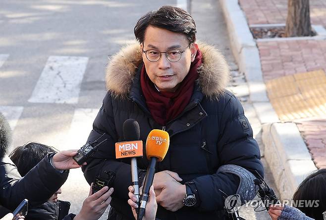 질문 답하는 윤상현 의원 (과천=연합뉴스) 홍기원 기자 = 고위공직자범죄수사처(공수처)와 경찰이 윤석열 대통령에 대한 2차 체포영장 집행에 나선 15일 경기 과천시 정부과천청사 내 고위공직자범죄수사처 앞에서 국민의힘 윤상현 의원이 취재진 질문에 답하고 있다. 2025.1.15 xanadu@yna.co.kr