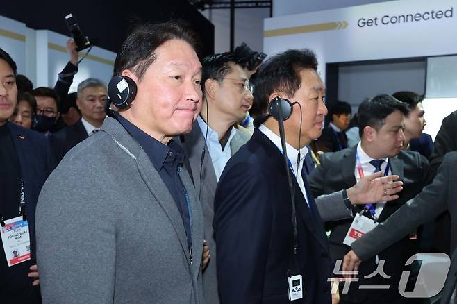 최태원 SK 회장(왼쪽)2025.1.9/뉴스1 ⓒ News1 신웅수 기자