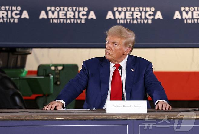 미국 공화당 대통령 후보인 도널드 트럼프 전 대통령이 23일(현지시간) 펜실베이니아주 스미스턴에서 열린 라운드 테이블에 참석해 “백악관 재입성시 첫번째 통화를 시진핑 중국 국가주석과 할 것이며, 무역 합의를 제대로 이행하도록 요구할 것"이라고 밝혔다. 2024.09.24 ⓒ 로이터=뉴스1 ⓒ News1 우동명 기자