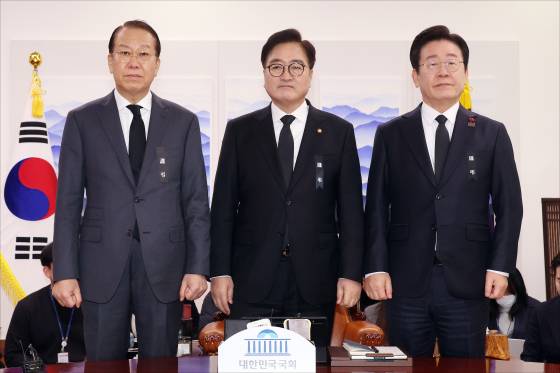 우원식 국회의장(가운데)과 권영세 국민의힘 비상대책위원장(왼쪽), 이재명 더불어민주당 대표가 지난달 31일 오후 서울 여의도 국회에서 열린 회동에서 기념촬영을 하고 있다. 뉴스1