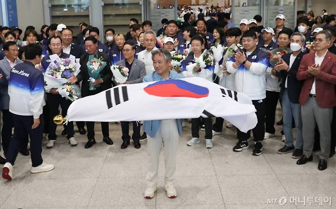 (인천공항=뉴스1) 이승배 기자 = 이기흥 대한체육회장이 파리 올림픽을 마치고 13일 인천국제공항을 통해 귀국해 태극기를 흔들고 있다. 대한민국은 2024파리올림픽에서 총 32개의 메달(금 13, 은 9, 동 10)과 종합순위 8위라는 '역대급 성과'를 기록했다.2024.8.13/뉴스1 Copyright (C) 뉴스1. All rights reserved. 무단 전재 및 재배포, AI학습 이용 금지. /사진=(인천공항=뉴스1) 이승배 기자