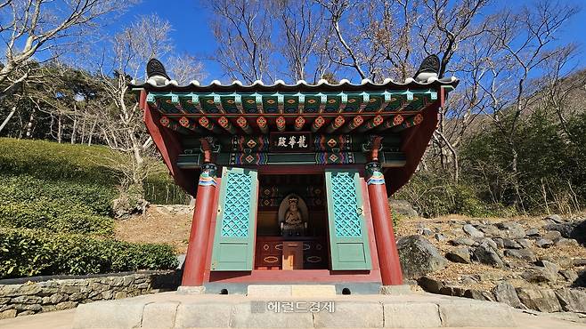 남해 용문사 용화전 석불