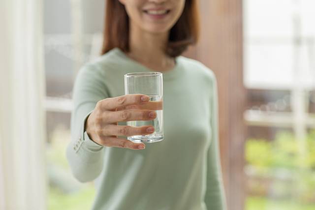 두피 건조를 막기 위해 충분한 수분섭취가 중요하다. 이미지투데이