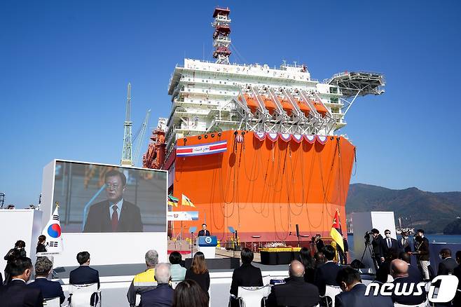 한-모잠비크 부유식 해양 LNG 액화 플랜트(FLNG)선 2021.11.15/뉴스1 ⓒ News1 유승관 기자