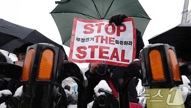 5일 서울 용산구 대통령 관저 인근에서 사랑제일교회 주최로 열린 전국 주일 연합 예배에서 한 참가자가 윤석열 대통령 탄핵 기각을 촉구하고 있다. 2025.1.5/뉴스1 ⓒ News1 김성진 기자