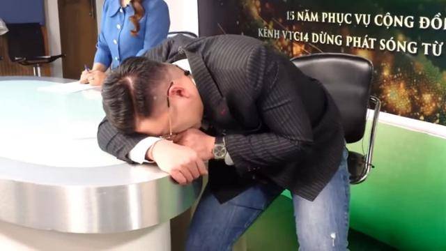 베트남 국영 VTC 뉴스 진행자가 채널 공식 중단을 하루 앞둔 14일 방송이 끝난 뒤 슬픔에 잠겨 있다. 베트남 페이스북 캡처