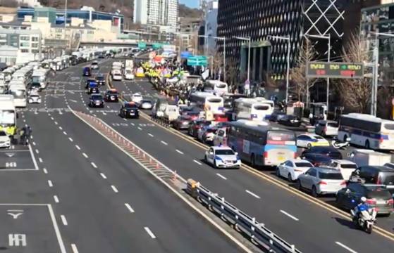 지난 15일 10시 38분쯤 윤석열 대통령을 태운 차량이 관저에서 나와 삼엄한 경호를 받으며 경기도 과천 고위공직자범죄수사처로 이동하고 있다. 경찰은 관저 주변 교통을 통제했고, 인근 일대에선 윤 대통령 지지자와 반대자들이 시위를 이어가고 있다. 강주안 기자