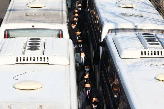 고위공직자범죄수사처가 윤석열 대통령에 대한 1차 체포영장 집행에 나섰던 지난 3일 서울 한남동 대통령 관저 입구 경찰 차벽 사이로 경호처 직원들이 이동하고 있다. 김현동 기자