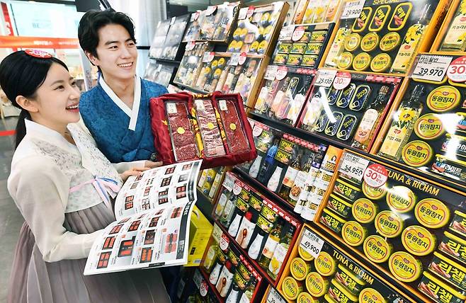 Models showcase Seollal holiday gift sets at a Homeplus branch in Gangseo-gu. (Homeplus)