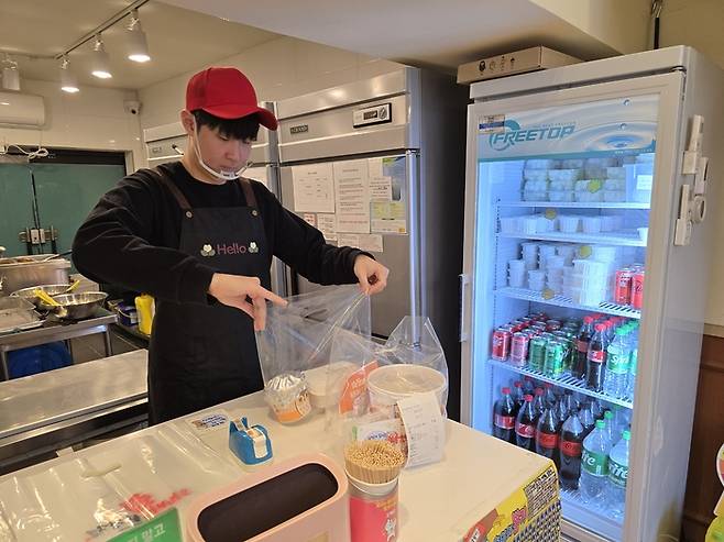 닭강정을 포장하고 있는 배성환 와바닭강정 사장. <부자비즈>