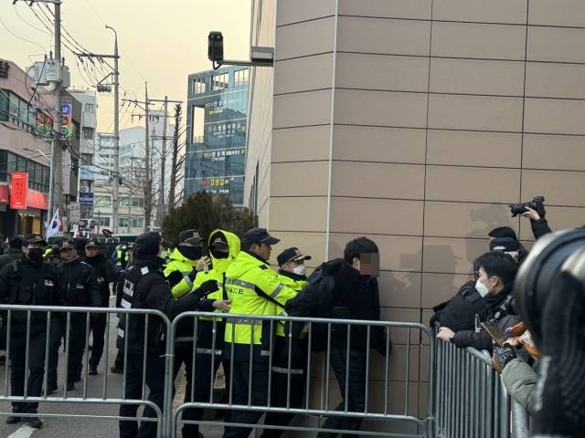 서부지법 침입해 체포되는 남성. 연합뉴스