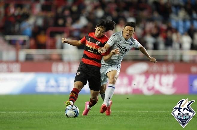 포항 스틸러스 미드필더 김준호(사진 왼쪽)가 인천 유나이티드 미드필더 이명주의 압박을 이겨내고 있다. 사진=한국프로축구연맹