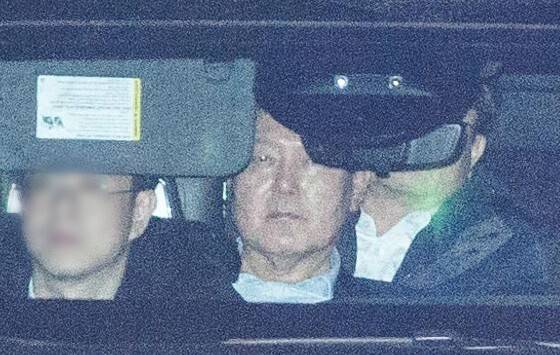 내란 우두머리 혐의로 고위공직자범죄수사처(공수처)에서 조사를 마친 윤석열 대통령이 지난 15일 경기 의왕시 서울구치소로 들어가고 있다. 뉴시스