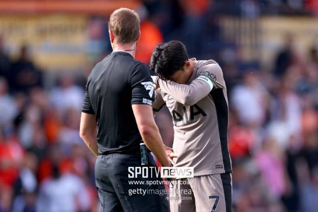 ▲ 토트넘이 손흥민 방출을 고려하고 있는 핵심적인 이유로 경기력 저하가 꼽힌다. 손흥민은 이번 시즌 프리미어리그에서 6골 6도움을 기록하며 10시즌 연속 두 자릿수 득점을 노리고 있지만, 득점의 대부분이 약팀을 상대로 한 추가골에 불과하다는 비판을 받고 있다. 올해 여름 33세가 되는 손흥민이 이번엔 장기 재계약을 맺기 현실적으로 쉽지 않을 거라는 관측 속에 구단의 1년 연장 옵션 발동에 관심이 쏠렸으나 2025년이 시작되도록 공식 발표가 나오지 않아 손흥민은 최근 이적설에 휩싸이기도 했다.